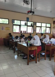 Penurunan Pendaftar SMP Negeri Blitar: Dampak pada Kelas, Kebijakan, dan Solusi