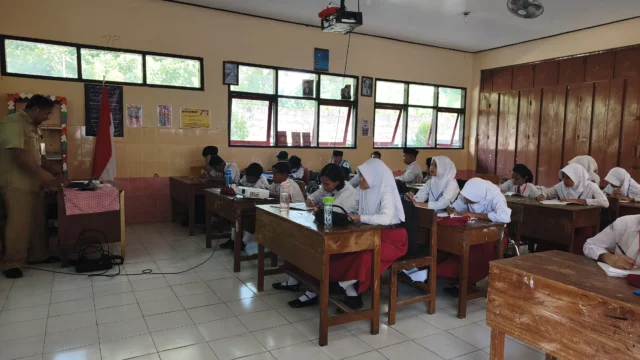 Penurunan Pendaftar SMP Negeri Blitar: Dampak pada Kelas, Kebijakan, dan Solusi