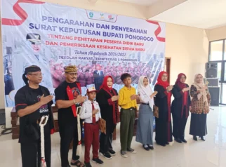 Plt Bupati Ponorogo Serahkan SK Penetapan Siswa Baru Sekolah Rakyat: Langkah Strategis Pendidikan Gratis bagi Anak Kurang Mampu