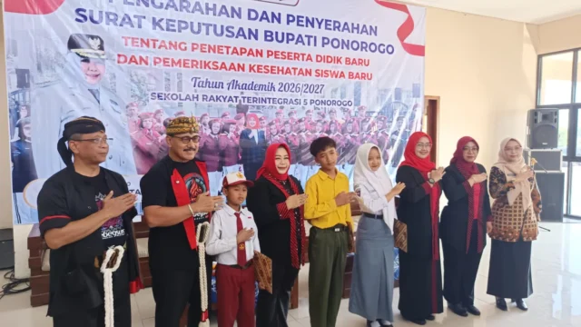 Plt Bupati Ponorogo Serahkan SK Penetapan Siswa Baru Sekolah Rakyat: Langkah Strategis Pendidikan Gratis bagi Anak Kurang Mampu