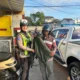 Polantas Sumenep Gelar Aksi Polantas Menyapa, Bagikan Jaket Keselamatan untuk Pengguna Jalan