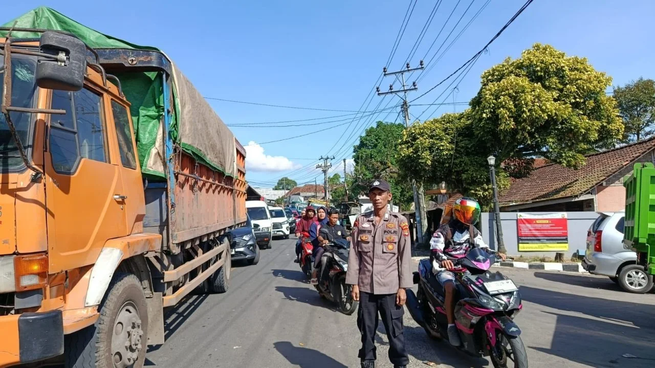 Polisi Atur Lalu Lintas di Jalur Lintas Liwa Cegah Kemacetan SPBU