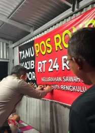 Polisi Bengkulu Perkuat Hubungan Masyarakat dengan Stiker Layanan 110 di Pos Ronda