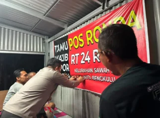Polisi Bengkulu Perkuat Hubungan Masyarakat dengan Stiker Layanan 110 di Pos Ronda
