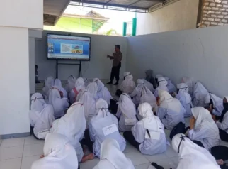 Polisi Edukasi Bahaya Narkoba dan Perundungan pada Peserta MPLS di Pamekasan