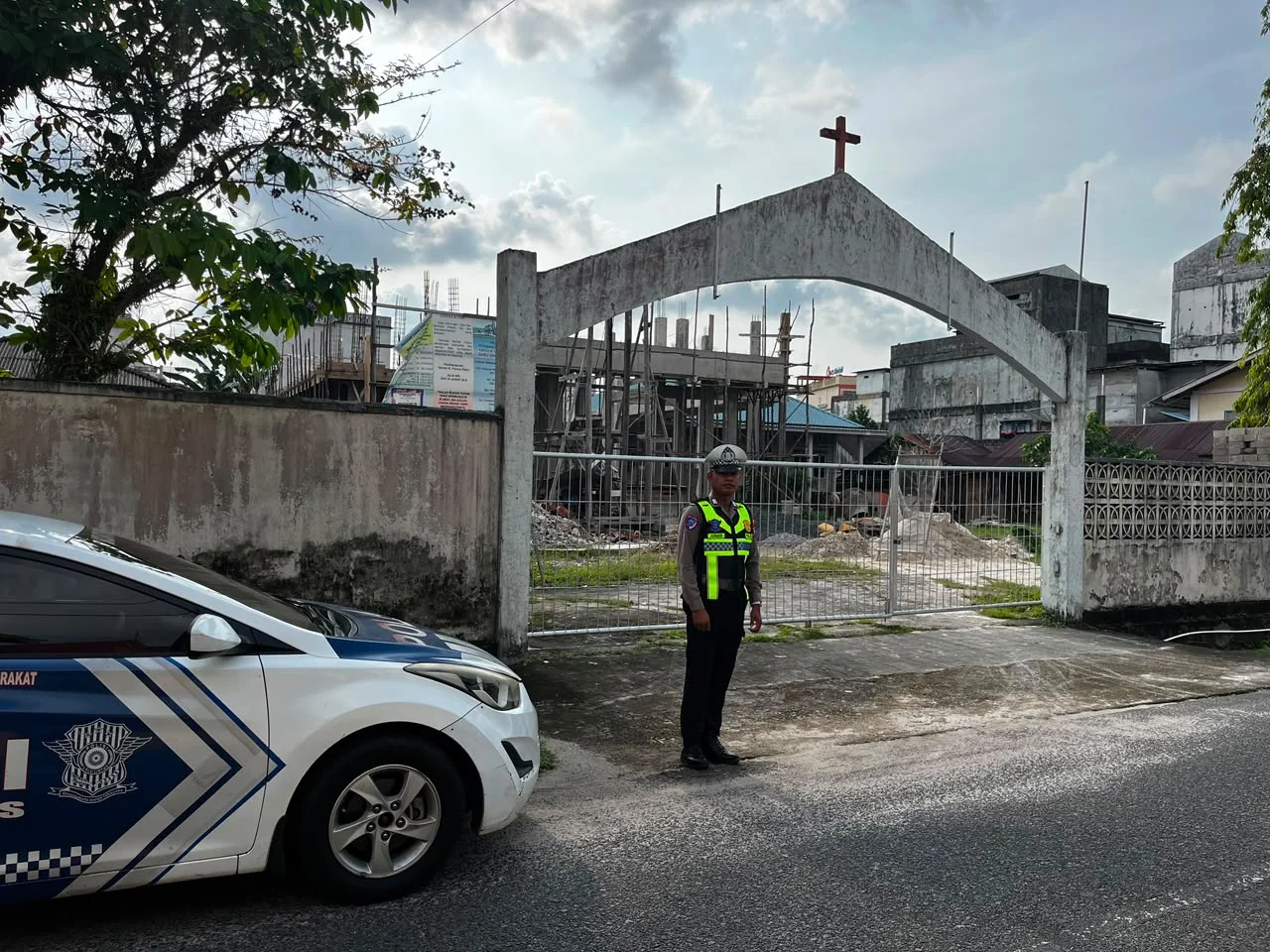 Polisi Lingga Amankan Ibadah Jemaat Kristiani, Tingkatkan Kemitraan dan Ketertiban Publik