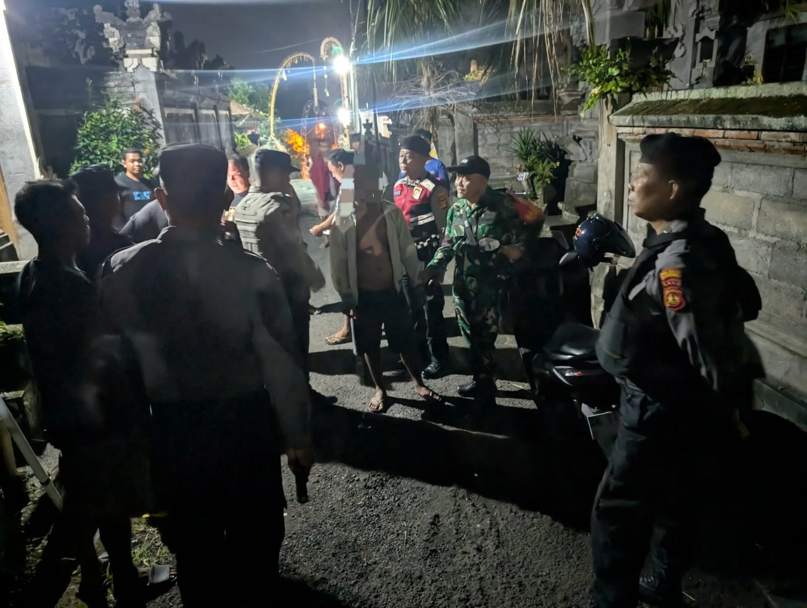 Polsek Banjarangkan Evakuasi ODGJ untuk Penanganan Medis: Kolaborasi Multi-Pihak dan Tantangan Kesehatan Mental di Wilayah Pedesaan