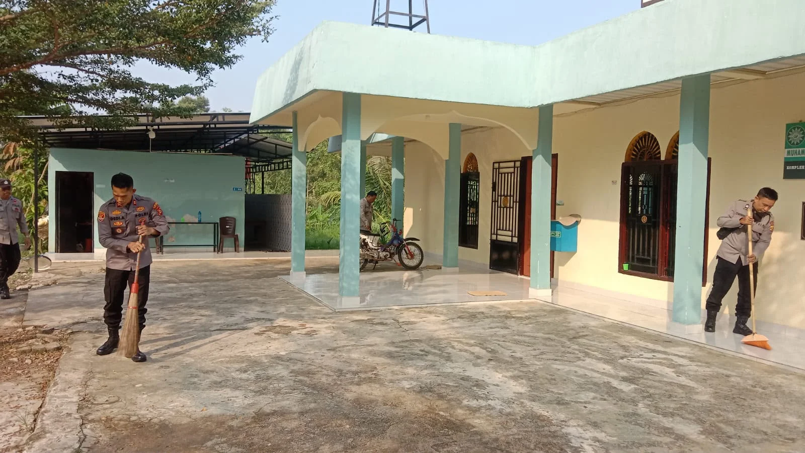 Polsek Lubuk Linggau Selatan I Percantik Masjid sebagai Wujud Polri Presisi