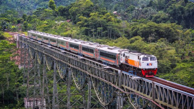 Prabowo Perintahkan PT KAI dan Kemenhub Bangun Jalur KA Trans Sumatra dan Trans Kalimantan