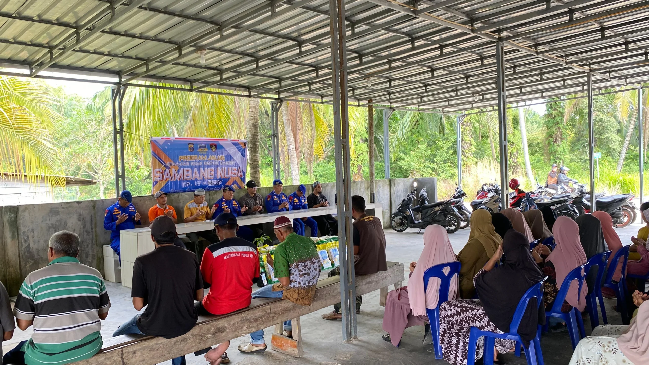 Program JALUR Ditpolairud Bagi Warga Pesisir Dumai: Distribusi Sembako dan Bibit Mangga Tingkatkan Kesejahteraan
