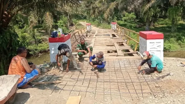 Progres Pembangunan Jembatan Beton Garuda di Desa Penindaian: Kolaborasi TNI dan Masyarakat untuk Infrastruktur Penguat Konektivitas