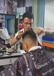 Ramainya Jasa Pangkas Rambut Menjelang Tahun Pelajaran Baru di Sibolga