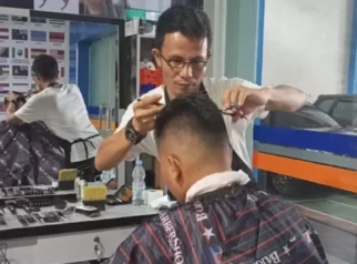 Ramainya Jasa Pangkas Rambut Menjelang Tahun Pelajaran Baru di Sibolga