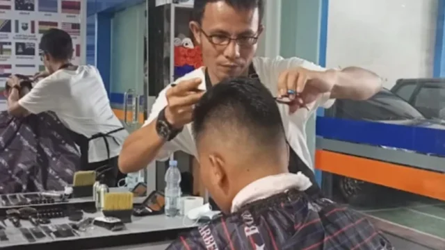 Ramainya Jasa Pangkas Rambut Menjelang Tahun Pelajaran Baru di Sibolga