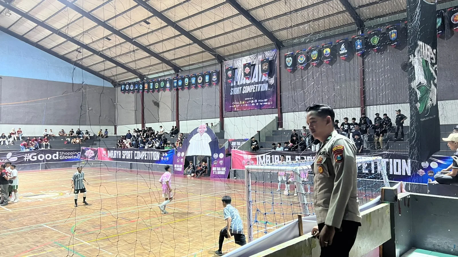 Ribuan Pelajar Menggeliatkan Turnamen Futsal di GOR Wirabhakti, Lumajang: Kebersamaan dan Keamanan Terjaga