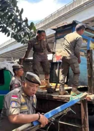 Satpol PP Gencar Tertibkan Bangunan Liar dan PKL di Berbagai Kota, Tegakkan Perda demi Ketertiban Umum