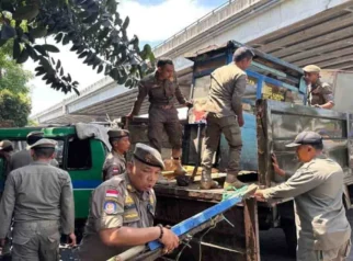 Satpol PP Gencar Tertibkan Bangunan Liar dan PKL di Berbagai Kota, Tegakkan Perda demi Ketertiban Umum