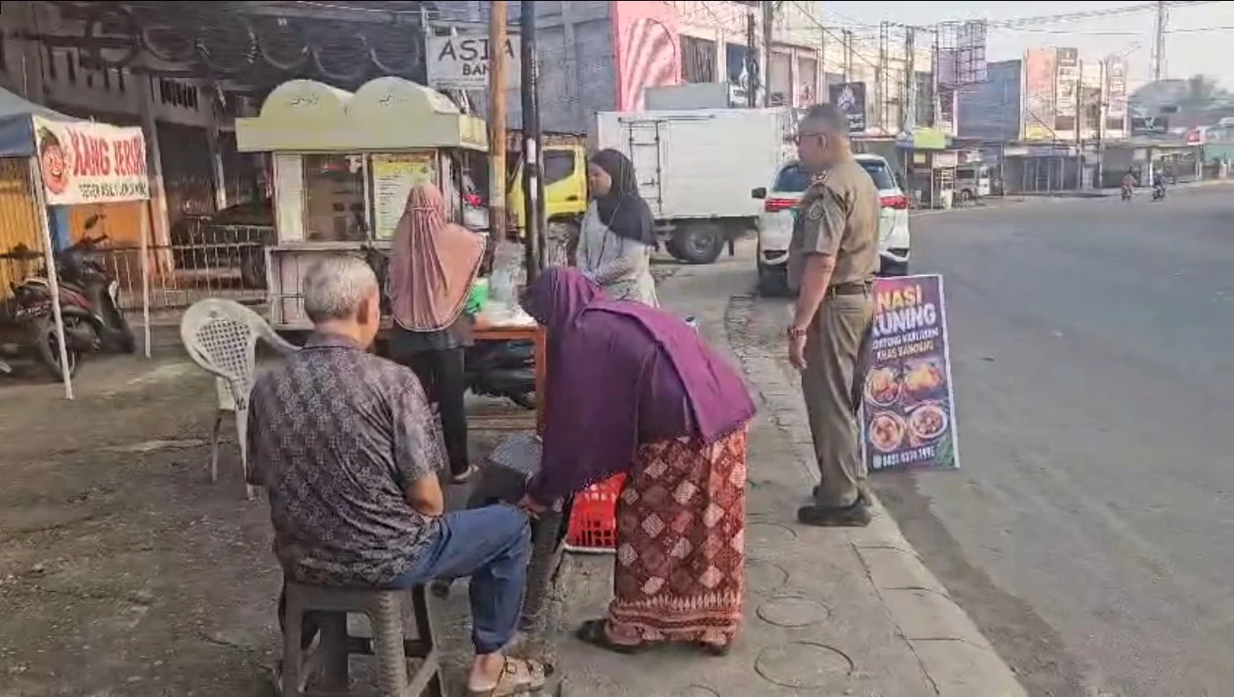 Satpol PP Kota Bengkulu Tegur Pedagang Gunakan Trotoar: Upaya Menegakkan Ketertiban Fasilitas Umum