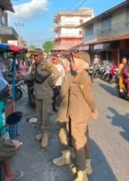Satpol PP Tertibkan Pedagang dan Parkir Liar di Kabupaten Lingga: Upaya Penegakan Ketertiban Publik