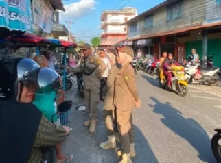 Satpol PP Tertibkan Pedagang dan Parkir Liar di Kabupaten Lingga: Upaya Penegakan Ketertiban Publik