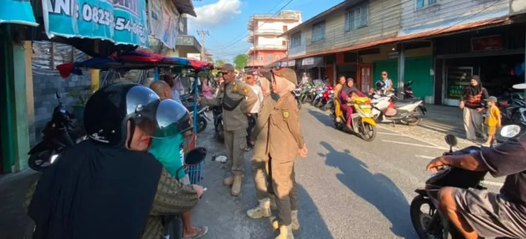 Satpol PP Tertibkan Pedagang dan Parkir Liar di Kabupaten Lingga: Upaya Penegakan Ketertiban Publik