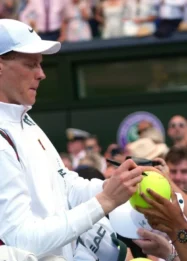 Sinner Bungkam Zverev di Final Wimbledon, Pertahankan Mahkota di All England Club