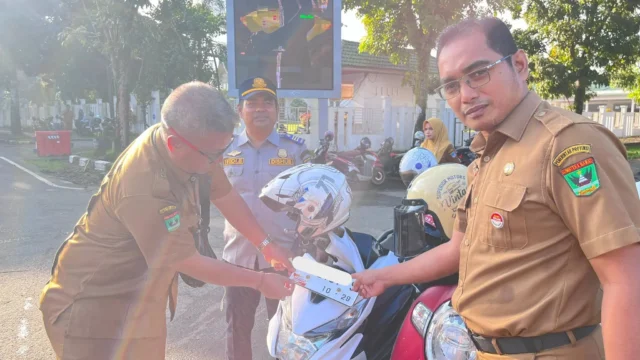 Stiker Peringatan pada Kendaraan ASN Pasaman Barat yang Tunggak Pajak: Upaya Penegakan Kepatuhan dan Dampaknya