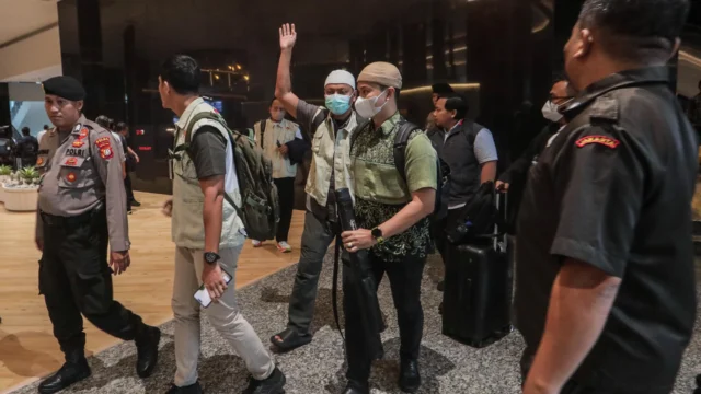 Subuh Jakarta: Penggeledahan Ruko Cipete dan OTT Bupati Sukoharjo, KPK Bawa Enam Koper