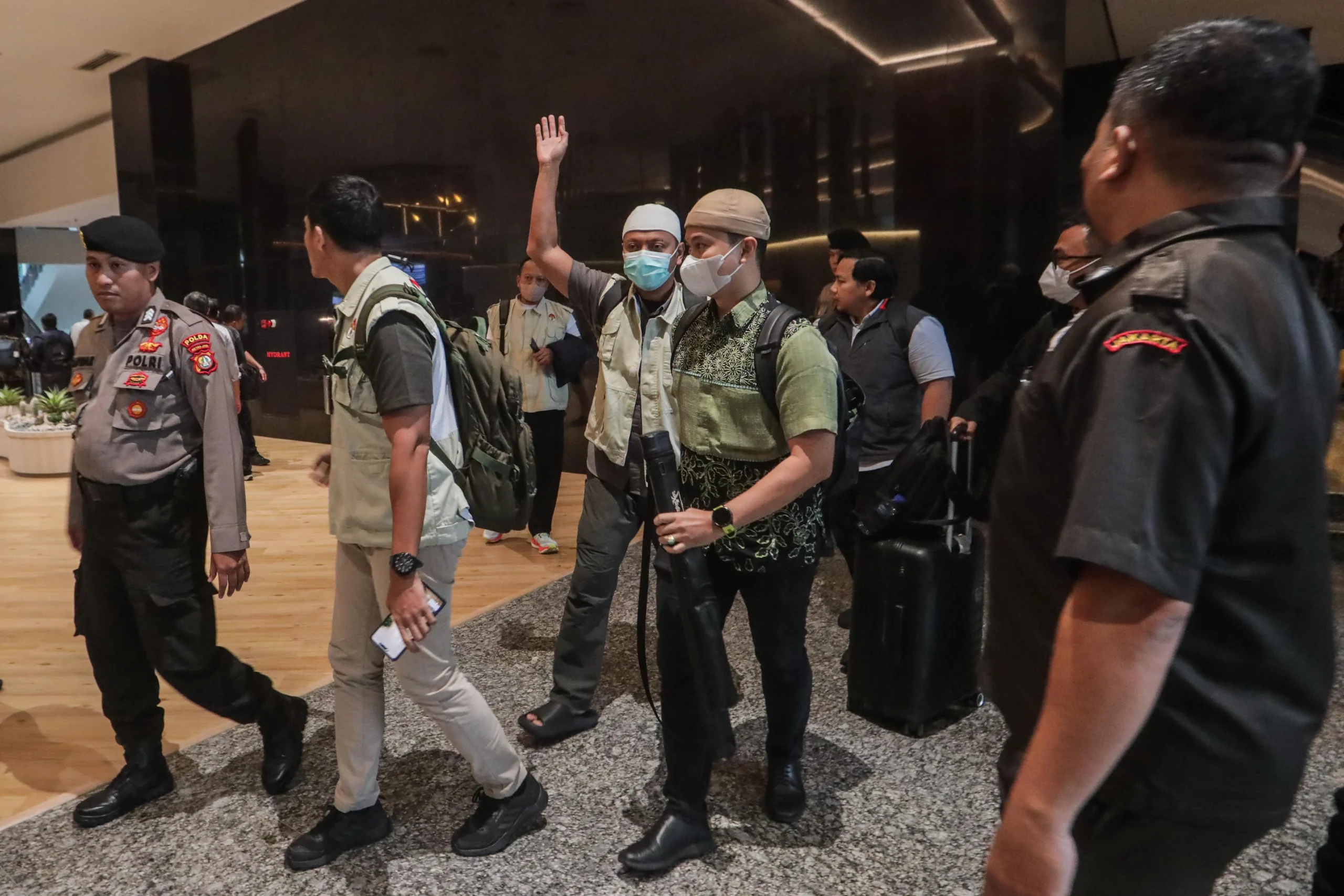 Subuh Jakarta: Penggeledahan Ruko Cipete dan OTT Bupati Sukoharjo, KPK Bawa Enam Koper