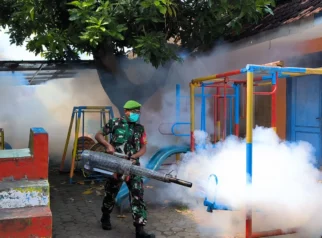 TNI Dampingi Fogging Cegah DBD di Citrodiwangsan Lumajang: Sinergi Militer dan Warga Ciptakan Lingkungan Sehat
