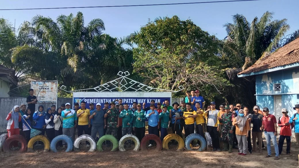 TNI-Polri Bersih, Muspika Bumi Agung Gelar Kerja Bakti Besar untuk Lingkungan