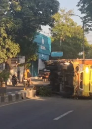 Truk Muat Pasir Terbalik di Sampang: Analisis Kecelakaan Akibat Mengantuk dan Dampaknya bagi Transportasi Jalan