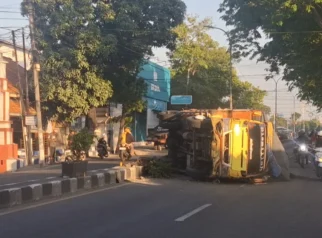 Truk Muat Pasir Terbalik di Sampang: Analisis Kecelakaan Akibat Mengantuk dan Dampaknya bagi Transportasi Jalan