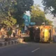 Truk Muat Pasir Terbalik di Sampang: Analisis Kecelakaan Akibat Mengantuk dan Dampaknya bagi Transportasi Jalan