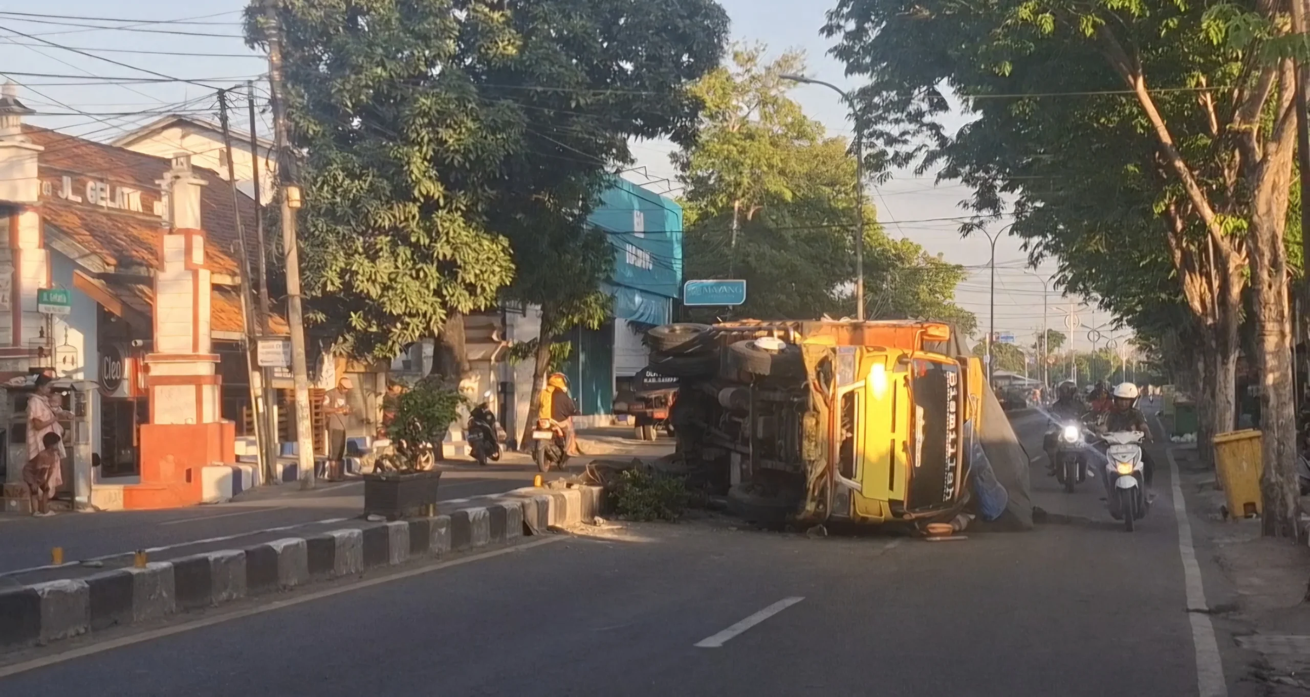 Truk Muat Pasir Terbalik di Sampang: Analisis Kecelakaan Akibat Mengantuk dan Dampaknya bagi Transportasi Jalan