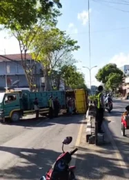 Truk Pasir Terguling di Sampang: Kemacetan dan Upaya Evakuasi di Jalan KH Wahid Hasyim