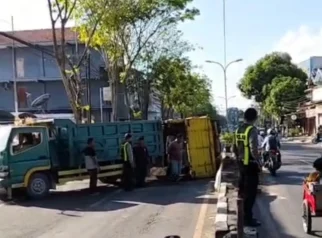 Truk Pasir Terguling di Sampang: Kemacetan dan Upaya Evakuasi di Jalan KH Wahid Hasyim