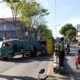 Truk Pasir Terguling di Sampang: Kemacetan dan Upaya Evakuasi di Jalan KH Wahid Hasyim