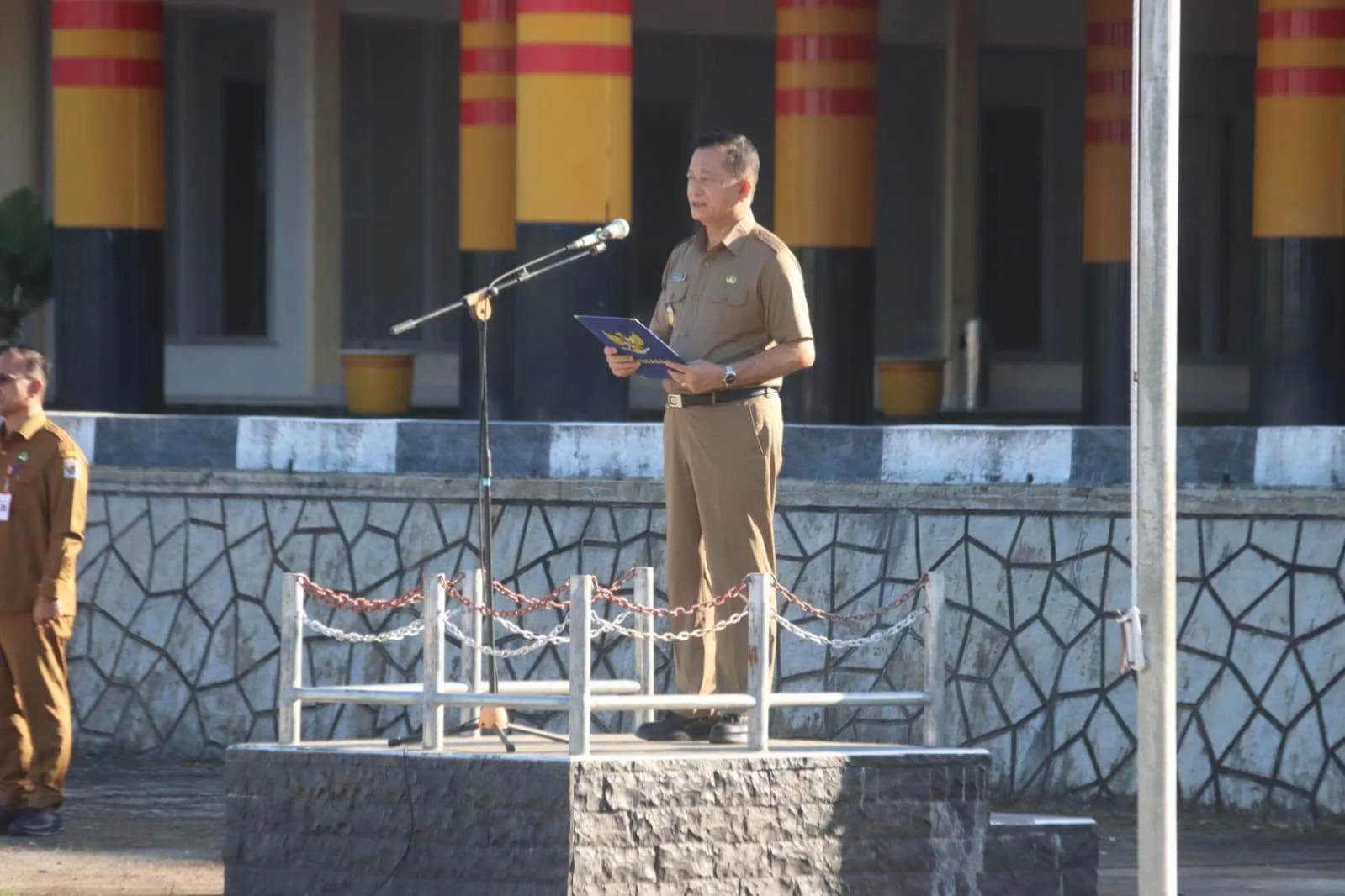 Wabup Yusman Zega Resmikan Upacara Bendera di Nias Utara, Arahan Penting untuk OPD dan DPRD