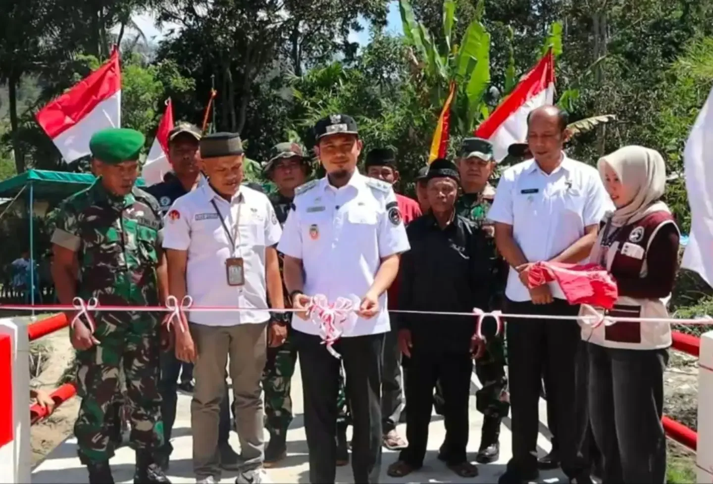Wakil Bupati Resmikan Jembatan Beton Merah Putih di Jorong Bukik Apik