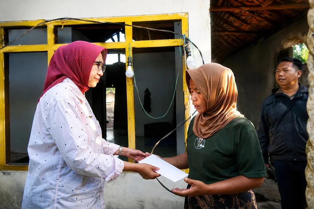 Warga Terdampak Kebakaran di Jatisari Terima Bantuan: Upaya Pemulihan dan Gotong Royong di Tengah Krisis