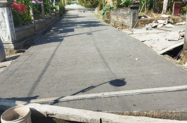 Baja Semen Perpanjang Nadi Gompyong, Infrastruktur Jalan di Desa Cukil Terus Berkembang