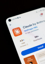 Destructive Scanning: Metode Kontroversial Claude dalam Melatih AI dengan Menghancurkan Jutaan Buku