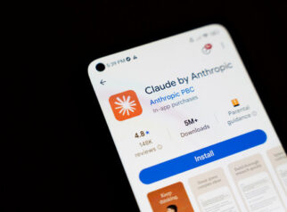 Destructive Scanning: Metode Kontroversial Claude dalam Melatih AI dengan Menghancurkan Jutaan Buku