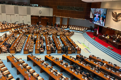 DPR Lantik Nessy Kalviya dan Mesakh Mirin sebagai Anggota PAW Masa Jabatan 2024-2029