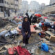 Foto Israel Gempur Gaza, Warga Pasrah Lihat Rumah Rata dengan Tanah