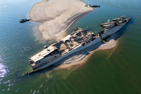 Foto Kapal Perang Nazi Muncul dari Sungai Danube
