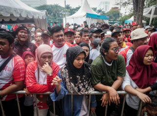 Foto Merayakan HUT 81 RI, Warga Serbu Pesta Rakyat di Monas