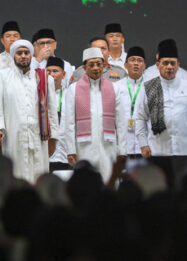 Foto Momen Jemaah Putihkan Monas saat Zikir-Doa Kebangsaan HUT ke-81 RI