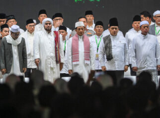 Foto Momen Jemaah Putihkan Monas saat Zikir-Doa Kebangsaan HUT ke-81 RI
